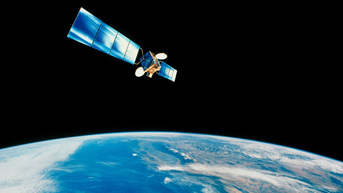Ruský satelit nahání už skoro rok americkou družici